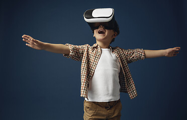 Image showing Child with virtual reality headset