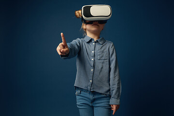 Image showing Child with virtual reality headset