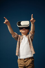 Image showing Child with virtual reality headset