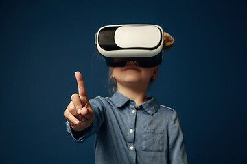 Image showing Child with virtual reality headset