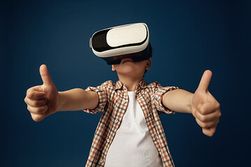 Image showing Child with virtual reality headset