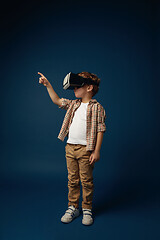 Image showing Child with virtual reality headset