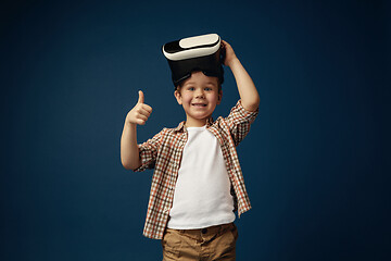 Image showing Child with virtual reality headset