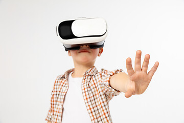 Image showing Child with virtual reality headset