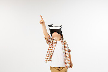 Image showing Child with virtual reality headset