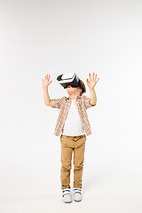 Image showing Child with virtual reality headset