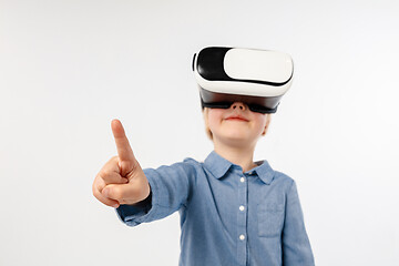 Image showing Child with virtual reality headset