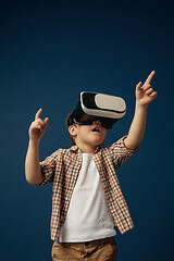 Image showing Child with virtual reality headset