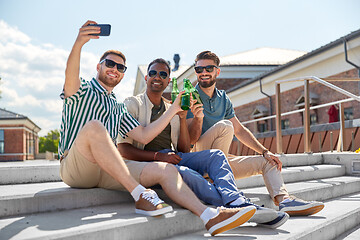 Image showing men drinking beer and taking selfie by smartphone