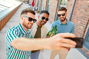 Image showing men drinking beer and taking selfie by smartphone