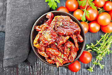 Image showing Tomatoes sun-dried in bowl with napkin on board top