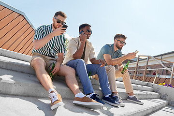 Image showing men with smartphones drinking beer on street