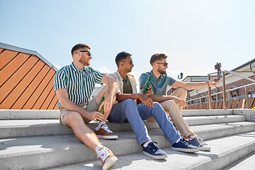 Image showing men drinking beer and taking selfie by smartphone