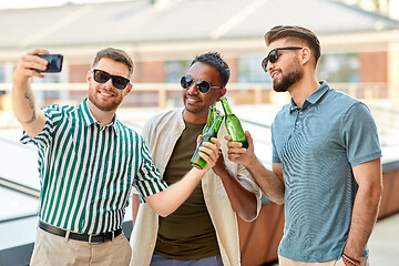 Image showing men drinking beer and taking selfie by smartphone