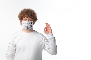 Image showing Man wearing protective face mask with sign masks for 100 days in USA, America