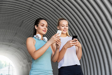 Image showing women or female friends with smartphones