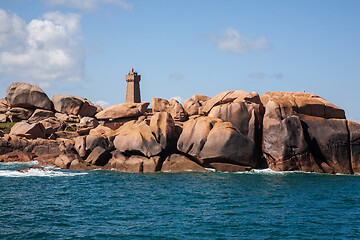 Image showing Lighthouse amongst pink granite boulders near ploumanach