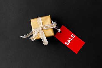 Image showing small gift box and red sale tag with discount sign