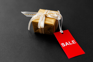 Image showing small gift box and red sale tag with discount sign