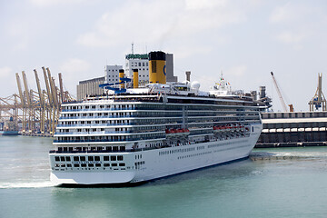 Image showing Cruise ship navigatin in port