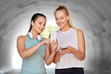 Image showing women or female friends with smartphones