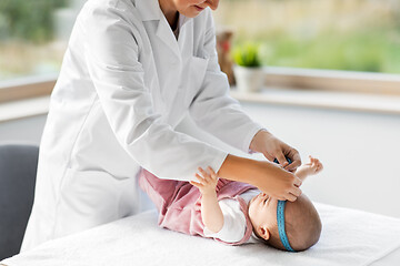 Image showing pediatrician doctor measuring bab\'s head at clinic