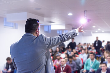 Image showing businessman giving presentations at conference room