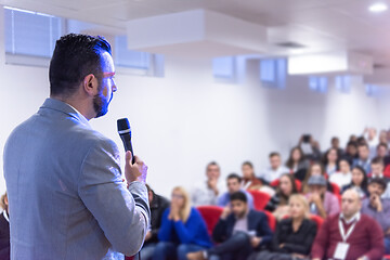 Image showing businessman giving presentations at conference room