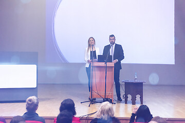 Image showing businesspeople giving a presentation