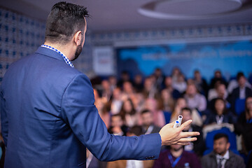 Image showing businessman giving presentations at conference room