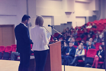 Image showing businesspeople giving a presentation