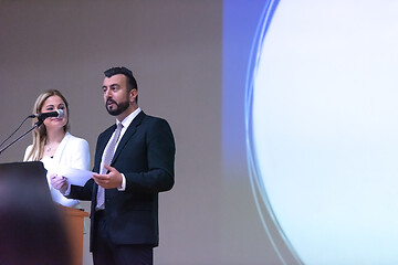 Image showing businesspeople giving a presentation