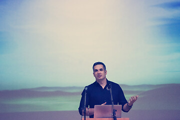 Image showing businessman giving presentations at conference room