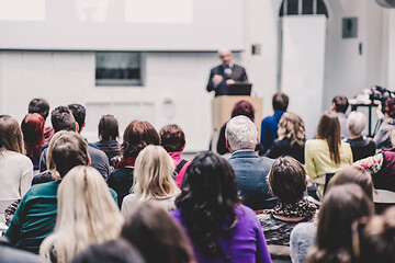 Image showing Man giving presentation in lecture hall at university.