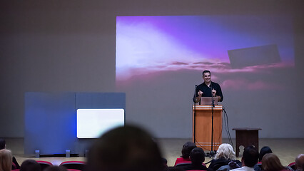 Image showing businessman giving presentations at conference room