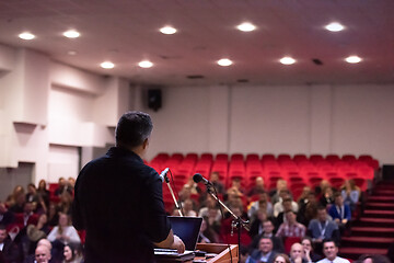 Image showing businessman giving presentations at conference room