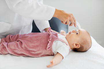 Image showing doctor with thermometer measures baby temperature