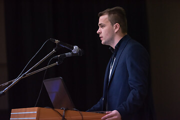 Image showing businessman giving presentations at conference room