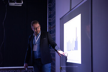 Image showing businessman giving presentations at conference room