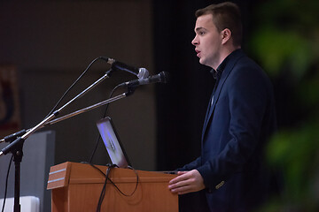 Image showing businessman giving presentations at conference room