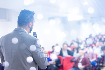 Image showing businessman giving presentations at conference room