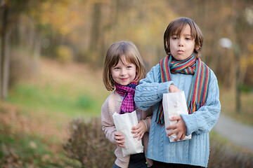 Image showing kids in park eating popcorn in park