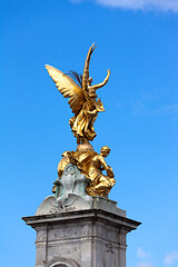 Image showing Statue of Victory on pinnacle of Queen Victoria Memorial, London