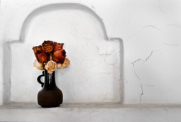 Image showing dry roses in a ceramic vase
