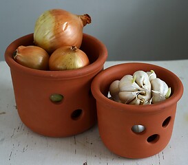 Image showing onions and garlic in ceramic pots