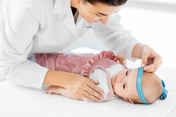 Image showing pediatrician doctor measuring bab\'s head at clinic