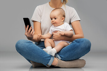 Image showing mother and baby looking at smartphone