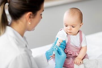 Image showing doctor making vaccine for baby patient at clinic