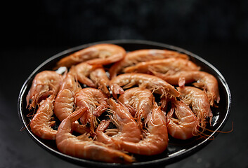 Image showing Boiled big sea prawns or shrimps placed on black ceramic plate