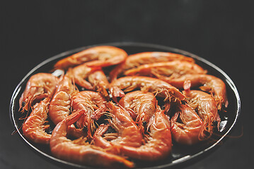 Image showing Close up on boiled big sea prawns or shrimps placed on black ceramic plate